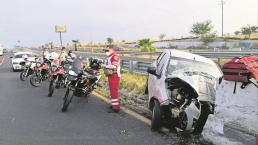 Conductor pierde control y estrella su auto contra la pared de contención en la México-Cuautla