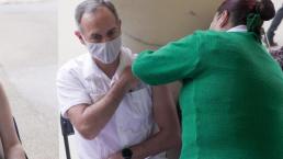Hugo López-Gatell recibe la vacuna anti Covid y afirma que la pandemia va para abajo en México