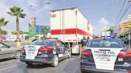 Policías detienen y golpean a conductor de tráiler en Morelos, por presunto accidente vial 