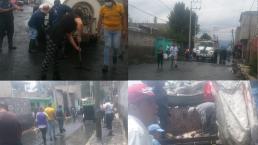 Vecinos de zonas inundadas del Edomex se unen para limpiar sus calles