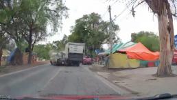 Camará de auto captó sangriento choque de tráiler vs camioneta con pasajeros, en Zumpango