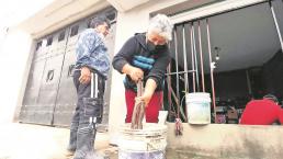 Tras fuertes lluvias, vecinos de Ixtapaluca continúan con los trabajos de limpieza