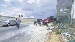 Vuelca camioneta de carga con bultos de cemento en Paso Exprés, en Morelos