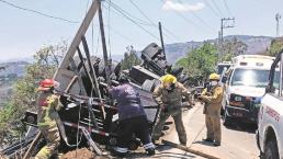 Conductor pierde el control de su unidad, choca y se fractura las piernas en Edomex