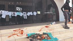 Activistas protestan frente al palacio municipal de Atizapán, por feminicidios en Edomex 