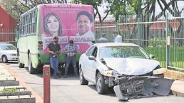 Conductor choca vs camión de ruta, queda enganchado y lo arrastra unos metros en Morelos