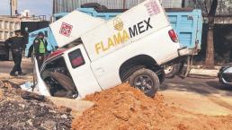 Gasero descuidado ensarta camioneta con cilindros en profundo hoyo, en CDMX