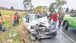 Chofer de taxi muere al derrapar y estrellarse contra una camioneta en la Toluca-Zitácuaro