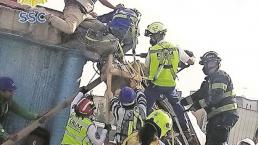 Socorristas auxilian a hombre que se le cayó una barda de edificio en demolición en CDMX