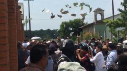 Golpean a mujeres en Oaxaca por presunta compra de votos, dinero sale volando