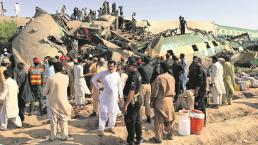 Accidente de tren en Pakistán deja decenas de muertos