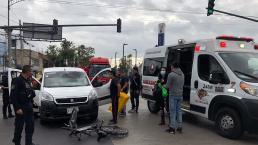 Camioneta embiste a ciclista en la alcaldía de Iztapalapa, sólo presentó golpes menores