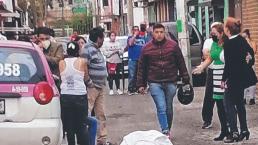 Matan a tiros a un hombre en calles de Ecatepec, familiares intentaron reanimarlo 