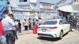 Hombre se ‘nortea’ y choca su automóvil contra un muro en Morelos