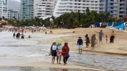 A pesar de las fuertes lluvias, los turistas disfrutan de las playas de Acapulco