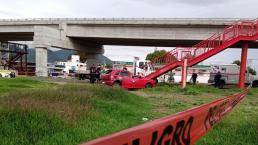 Mujer copiloto sale proyectada y muerte, tras fuerte choque contra puente en el Edomex