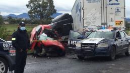 Trailero invade carril y despedaza coche con dos vidas adentro, en Circuito Interior Mexiquense