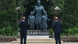 Los príncipes Guillermo y Enrique develan la estatua de su madre, la princesa Diana