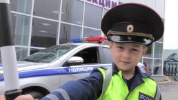 Niño ruso se convierte en oficial de tránsito por un día, hasta revisó documentos