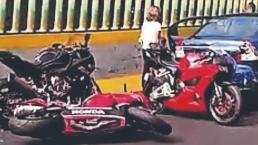 Biker se debate entre la vida y la muerte tras embarrarse y causar carambola, en Morelos 