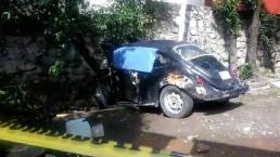 Muere conductor de vochito tras chocar contra coche, árbol y muro, en Naucalpan