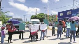 Vecinos bloquean carretera, exigen nueva ruta para llegar al centro en Xochitepec 