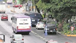 Patrullas de la Policía tapan vía exclusiva de transporte público en la CDMX
