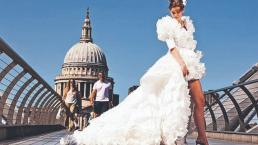 Diseñador confecciona vestido de novia con mil 500 cubrebocas reciclados, en Inglaterra