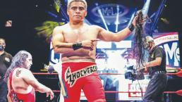 Shockercito triunfa y se queda con las greñas de su rival en la mano, en la Arena México 