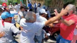 (VIDEO) Vecinos cierran paso a camiones de basura y se arma brutal pelea callejera, en Morelos