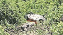 Mujer muere aplastada por su vehículo, tras volcar y caer a una barranca en Morelos