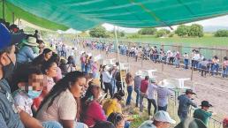 Arman carrera de caballos y decenas asisten como si no existiera el Covid, en Morelos