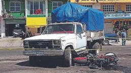 Camioneta de tres toneladas y media embarra en el asfalto la vida de un biker, en Edomex