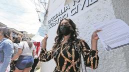 Mujer trans recibe su nueva acta de nacimiento y asegura que "volvió a nacer", en Edomex