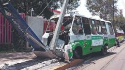 Chofer de microbús se estampa contra un poste en CDMX, él y cinco pasajeros se lesionaron