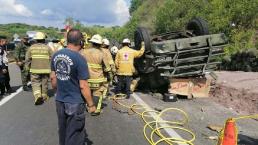 Camión de la Sedena termina volteado en Jalisco y mueren dos militares, hay otros 21 heridos