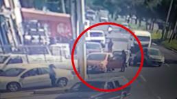 Asaltante es atropellado por automovilista en gasolinera de Ecatepec y recibe golpiza