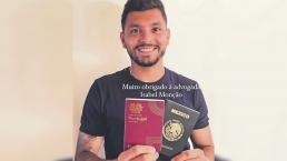 'Tecatito' Corona recibe su pasaporte con el que podría jugar por toda Europa