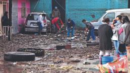 Vecinos de Ecatepec pierden todo por la lluvia, pasaron la noche quitando el lodo 