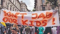 Manifestantes exigen que no vacunen contra Covid-19 a niños, en Reino Unido 