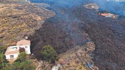 Lava desciende por las Islas Canarias y  destruye cientos de hogares a su paso