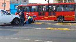 Metrobús atropella a repartidor en moto tras ser embestido por una camioneta, en CDMX