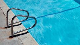Hombre fallece ahogado en la piscina de su amigo, en Morelos
