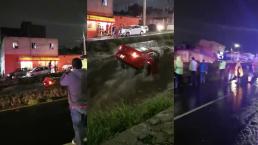 (VIDEO) Se abre un socavón tras fuertes lluvias en Querétaro y se traga un auto