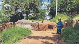 Aparecen dos nuevas grietas en cerro habitado en Jiutepec, ya desalojaron a decenas
