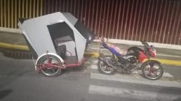 Atoran a un asaltante arrastrando un mototaxi recién robado, en Iztapalapa