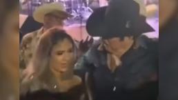 Captan en video a Lalo Mora tocando el seno de fan que le pidió una foto
