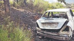 Hallan cadáveres calcinados dentro de cajuela en coche en llamas, en Naucalpan