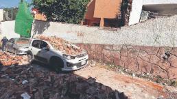 Colapsa barda de condominio que ya había sido advertido, aplastó 3 autos en Cuernavaca
