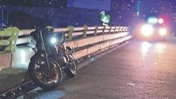 Motociclista derrapa y muere al chocar contra valla de puente, en Cuernavaca